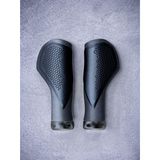 Mansoane Cube Natural Fit Grips Comfort, negru-gri